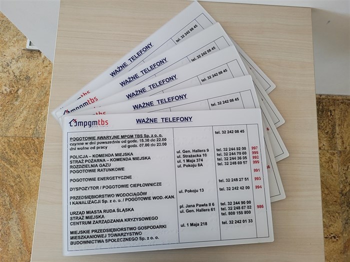 Tablice Informacyjne Z Napisami W Czarnym Druku I W Brajlu (1)
