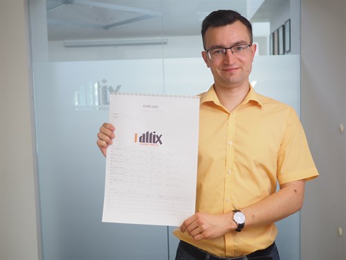 Na Zdjęciu Tomek Z Marketingu Prezentuje Brajlowski Skarb Kibica