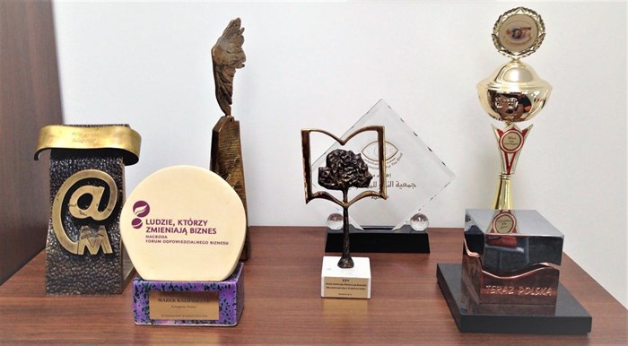 Zdjęcie prezentuje różne puchary i tytuły zdobywane przez Altix w międzynarodowych konkursach