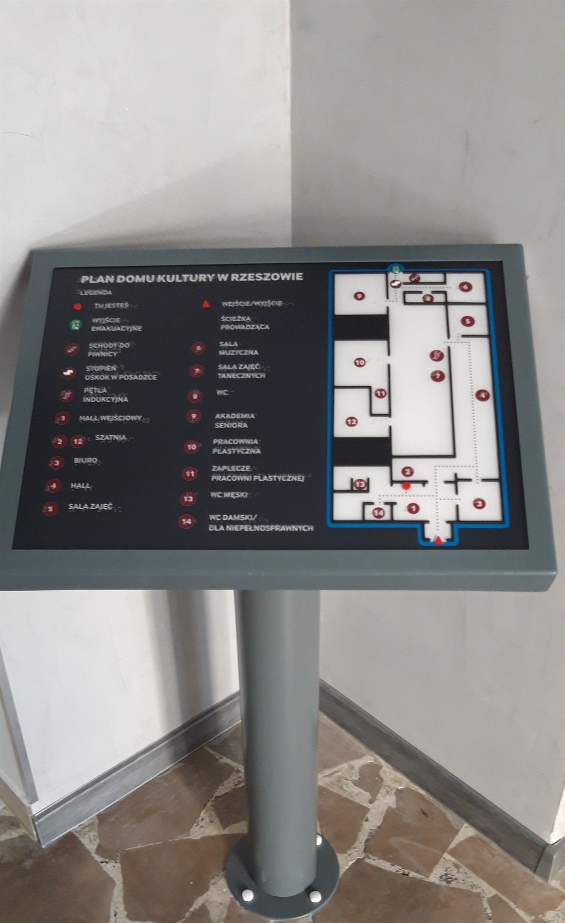 Dotykowy plan informacyjny ze znacznikiem YourWay Beacon, w budynku Domu Kultury w Rzeszowie
