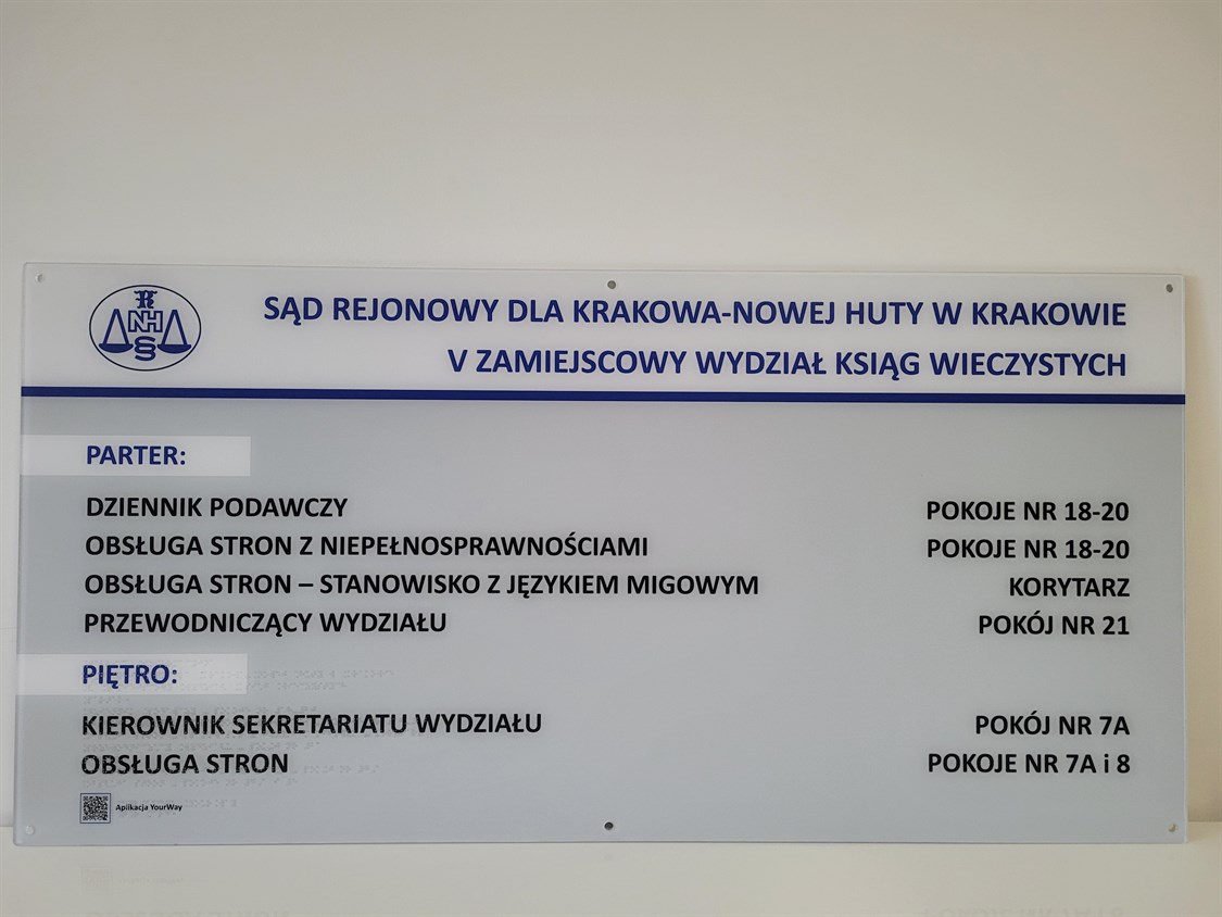 Tablica Informacyjna W Czarnym Druku I W Brajlu Ze Znacznikami Yor Way Beacon W Budynku Sądu Rejonowego Kraków Nowa Huta