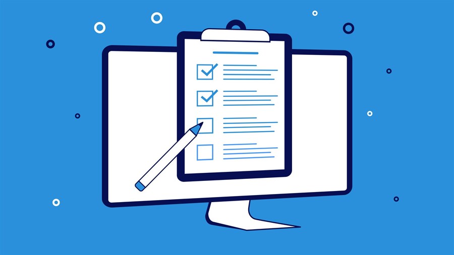 Monitor Oraz Podkładka Z Klipsem Na Której Umieszczony Został Papierowy Kwestionariusz Ankietowy