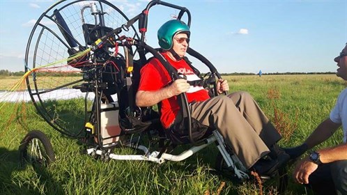 Pan Henryk na motoparolotni