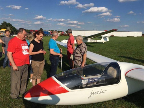 niewidomi i słabowidzący beneficjenci Fundacji czekają na lot motoparolotnią