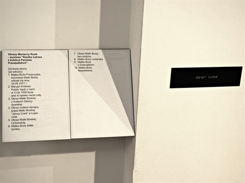 Tabliczka I Brajl Na Czarnodruku - Muzeum Szlachty Mazowieckiej