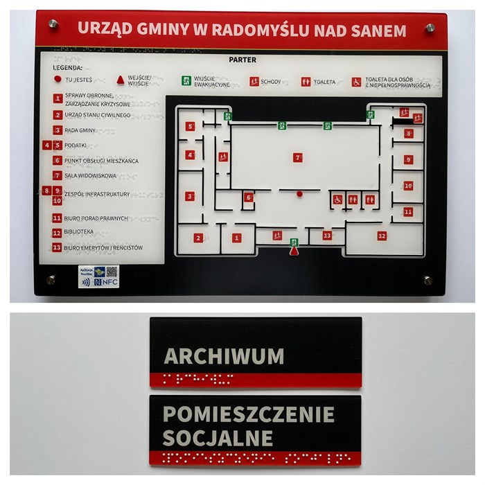 Dotykowy plan informacyjny UG Radomyśl nad Sanem oraz tabliczki informacyjne w czarnym druku i w brajlu z piktogramami.