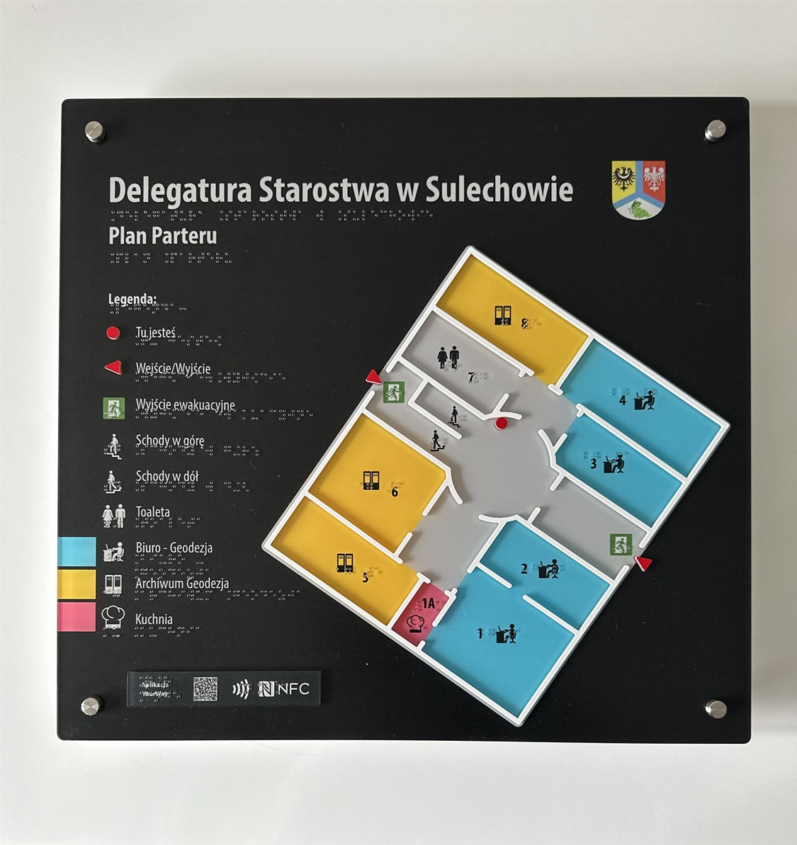 Tyflograficzny plan informacyjny ze znacznikami YourWay Beacon i NFC w Starostwie Powiatowym w delegaturze starostwa w Sulechowie.  