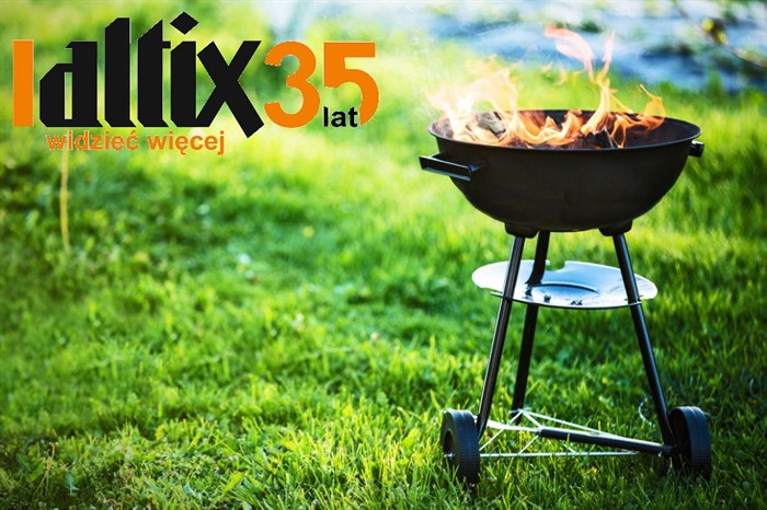 Grafika przedstawia rozpalonego grilla na tle zielonej trawy. w prawym górnym rogu grafiki widnieje logo altix trzydzieści pięć lat.