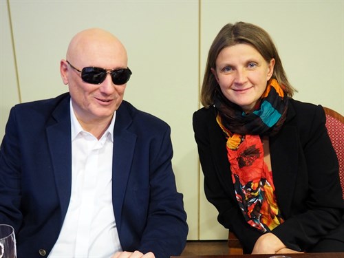 Posłanka Małgorzata Wypych Z Markiem Kalbarczykiem Konferencja naukowa Nowocześni niewidomi i słabowidzący w dostosowanym dla nich świecie