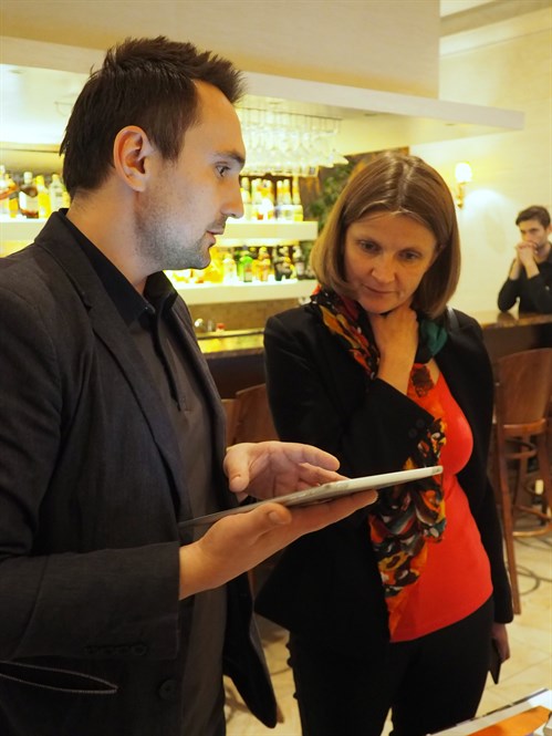 Posłanka Małgorzata Wypych Ogląda Sprzęt Konferencja naukowa Nowocześni niewidomi i słabowidzący w dostosowanym dla nich świecie