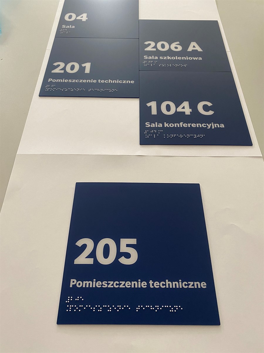 Tabliczki informacyjne z PMMA w czarnym druku i w brajlu dla Centrum Aktywności Społecznej w Białymstoku