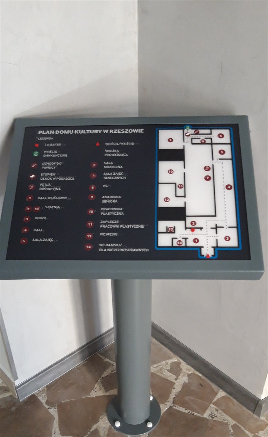 Dotykowy plan informacyjny ze znacznikiem YourWay Beacon w budynku Domu Kultury w Rzeszowie