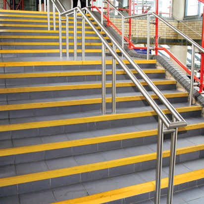 Przykład oznaczeń ostrzegawczych na krawędzi schodów (1)