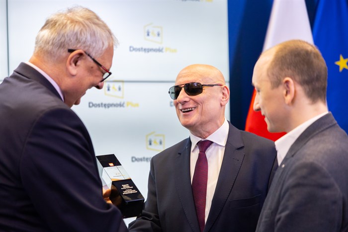 „Marek Kalbarczyk oraz Adam Kalbarczyk odbierają nagrodę z rąk Wiceministra Rozwoju i Technologii Grzegorza Piechowiaka.”