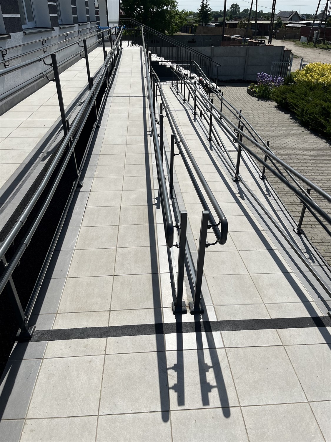 Pasy Ostrzegawcze Na Podjeździe