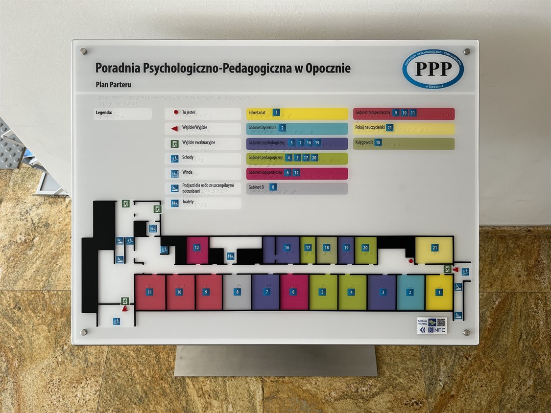 Tyflograficzny plan informacyjny ze znacznikami YourWay Beacon i NFC w Poradni Psychologiczno-Pedagogicznej w Opocznie.