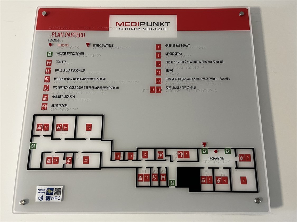 Tyflograficzny plan informacyjny ze znacznikami YourWay Beacon i NFC w Przychodni Medipunkt w Malborku.