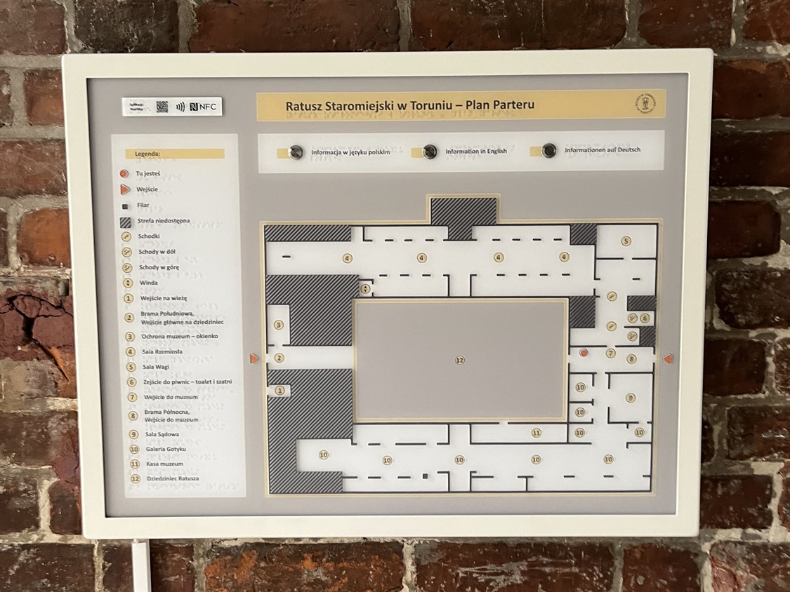 Tyflograficzny plan informacyjny ze znacznikami YourWay Beacon i NFC w Muzeum Okręgowym w Toruniu, jeden udźwiękowiony. 