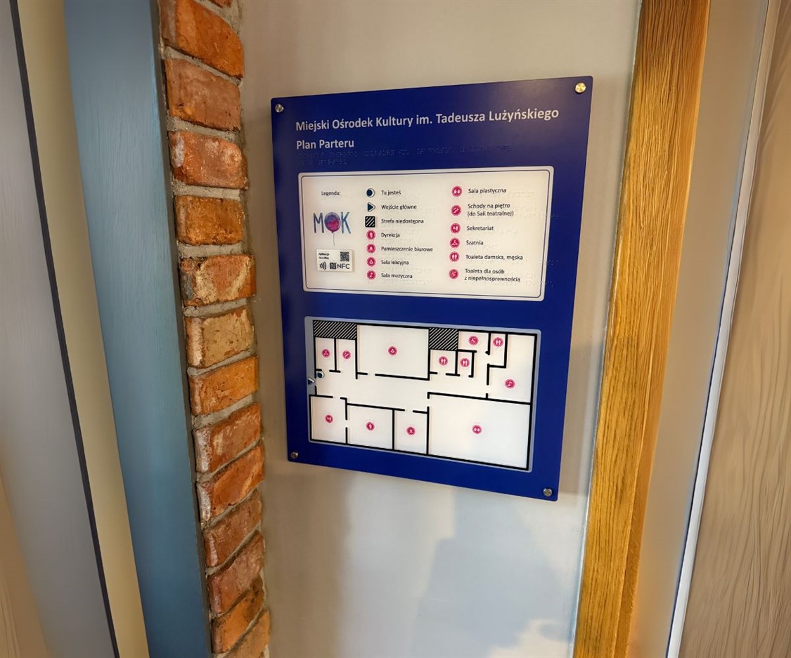 Plan tyflograficzny parteru MOK w Markach z Braille’em, NFC