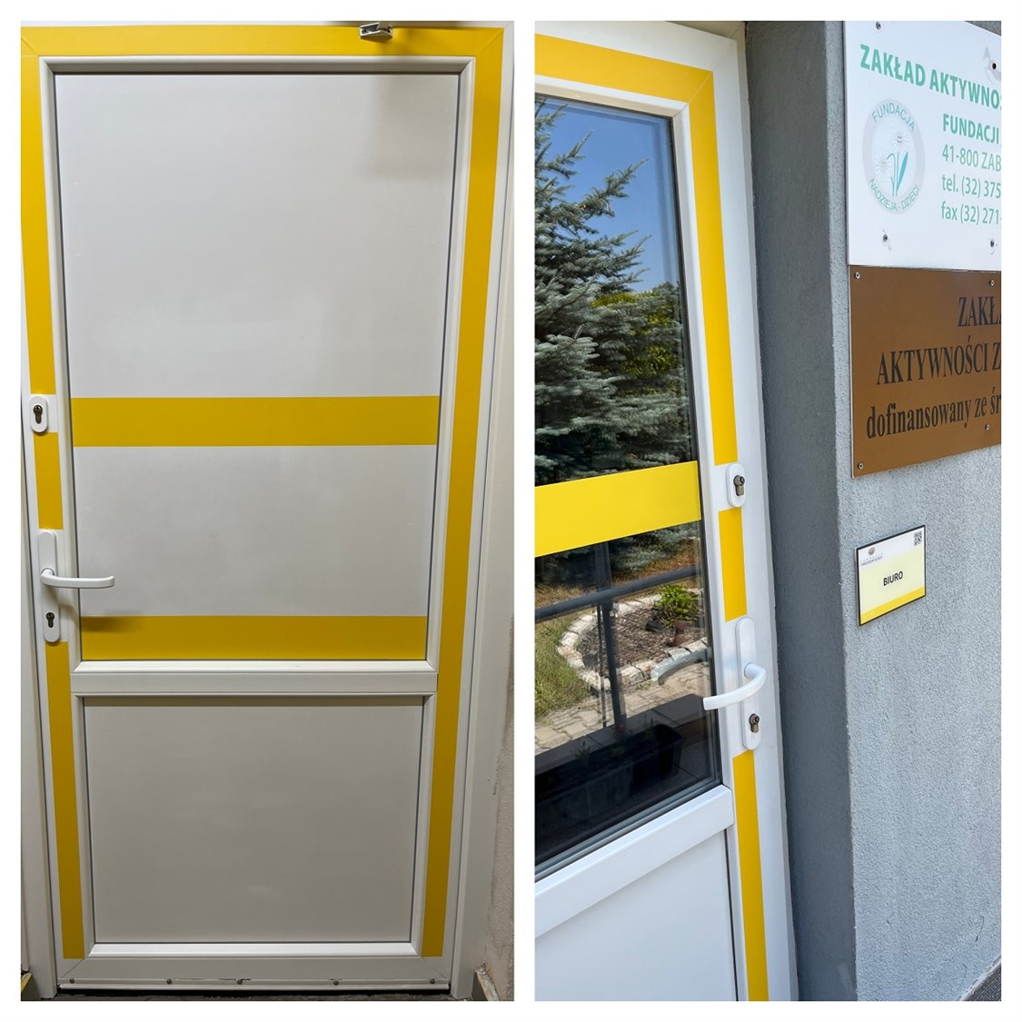 Pełne białe drzwi wewnętrzne z żółtym oznaczeniem poziomym i ramką, kontrastujące z żółto-białą ścianą oraz Wejście do budynku Zakładu Aktywności Zawodowej z białymi drzwiami oznaczonymi żółtym pasem oraz tabliczką 'BIURO' obok, widoczny również szyld z nazwą i danymi kontaktowymi fundacji.
