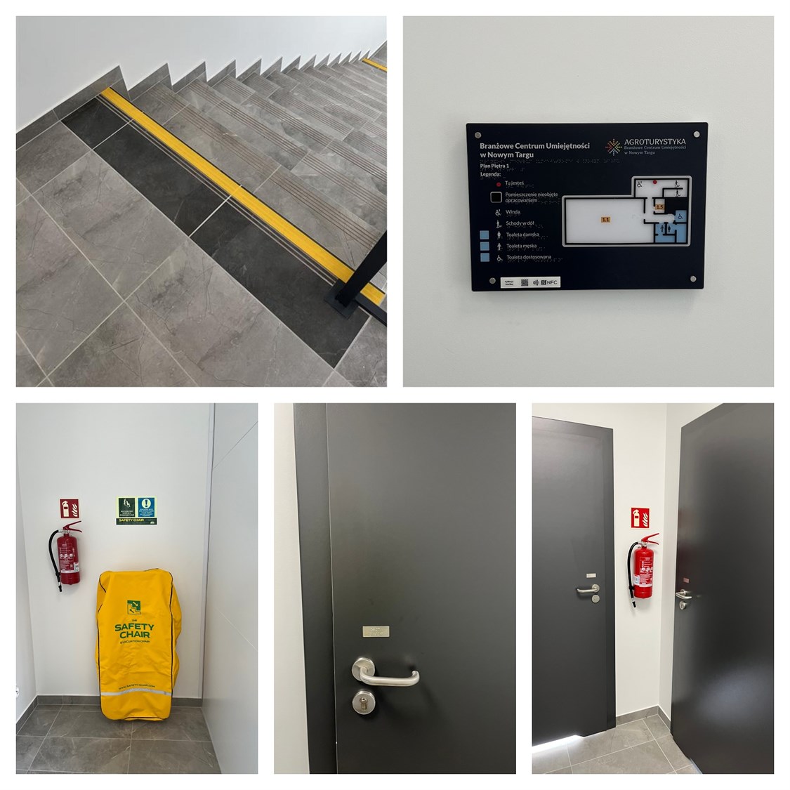 Ujęcie schodów z góry, z poręczą po prawej stronie. Stopnie są pokryte szarymi i ciemnoszarymi płytkami. Na każdej krawędzi stopnia biegnie szeroki, żółty pasek antypoślizgowy. Czarna tablica z planem piętra wisi na białej ścianie. Na planie znajduje się schemat pomieszczeń oraz legenda w języku polskim, z ikonami toalet i innych przestrzeni. U dołu tabliczki widać logo NFC oraz kod QR. Czerwona gaśnica wisi na białej ścianie obok dużego, żółtego pokrowca z napisem "SAFETY CHAIR". Nad pokrowcem znajdują się dwie małe tabliczki – jedna z piktogramem gaśnicy, druga z informacją o krześle ewakuacyjnym. Ciemnoszare drzwi z małą metalową tabliczkę z wypukłym napisem w alfabecie Braille’a, tuż nad klamką.
