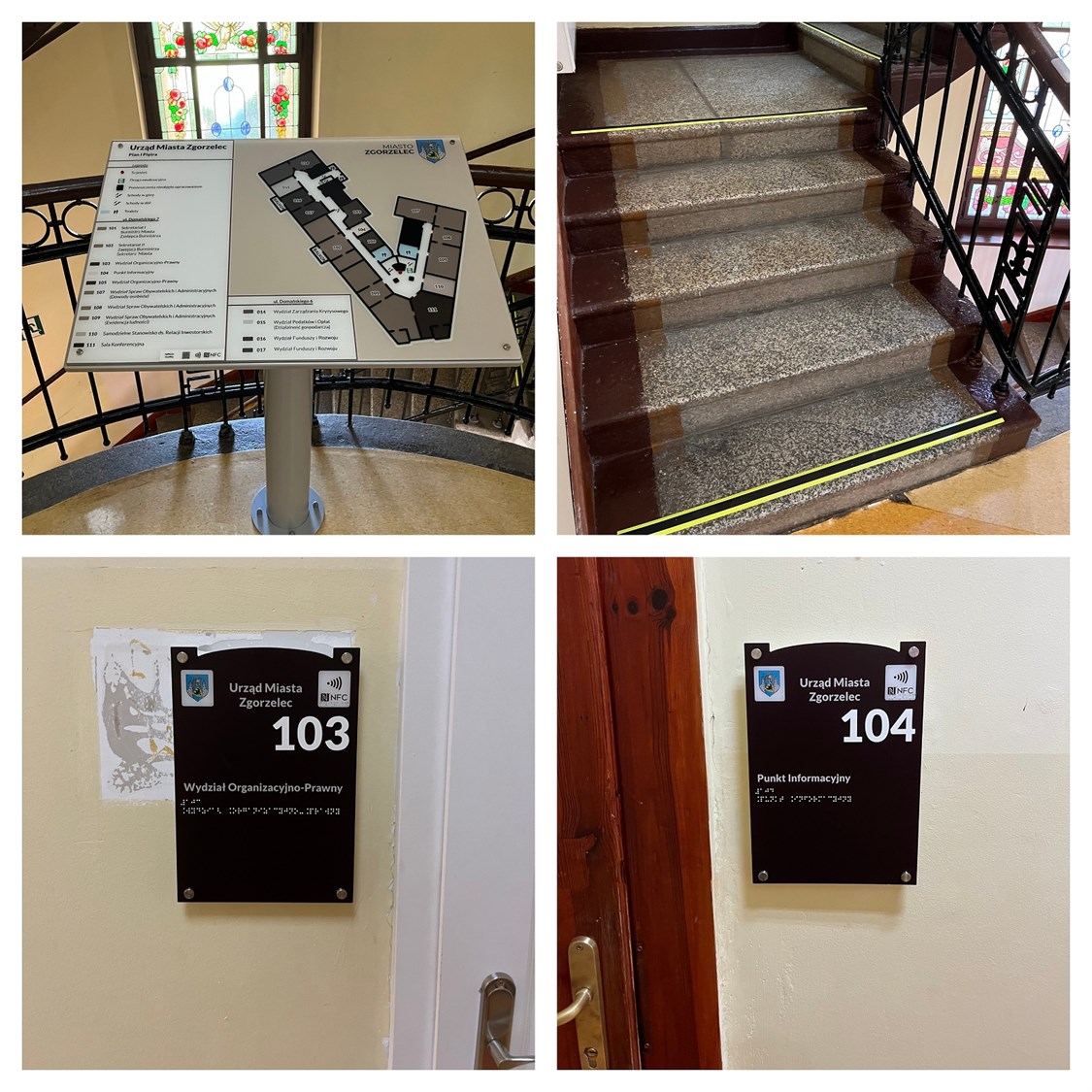 Duża, pozioma tablica informacyjna na metalowym stojaku, przedstawiająca dotykowy plan piętra Urzędu Miasta Zgorzelec. Na tablicy znajduje się legenda z numerami pomieszczeń i ich opisami w języku polskim oraz w Braille'u. Widoczny jest herb miasta Zgorzelec oraz logo NFC i YourWay Beacon. W tle znajduje się okno z witrażem. Klatka schodowa z granitowymi stopniami z żółto-czarnymi, antypoślizgowymi listwami na krawędziach. Po lewej stronie widać czarną, ozdobną balustradę z drewnianą poręczą. Czarna tabliczka na beżowej ścianie, oznaczająca pokój numer 104 – "Punkt Informacyjny" w Urzędzie Miasta Zgorzelec. Nazwa "Punkt Informacyjny" jest również zapisana w alfabecie Braille'a. Na tabliczce widnieje logo Urzędu Miasta Zgorzelec oraz symbol NFC. Obok widoczne są fragmenty ciemnych, drewnianych drzwi.